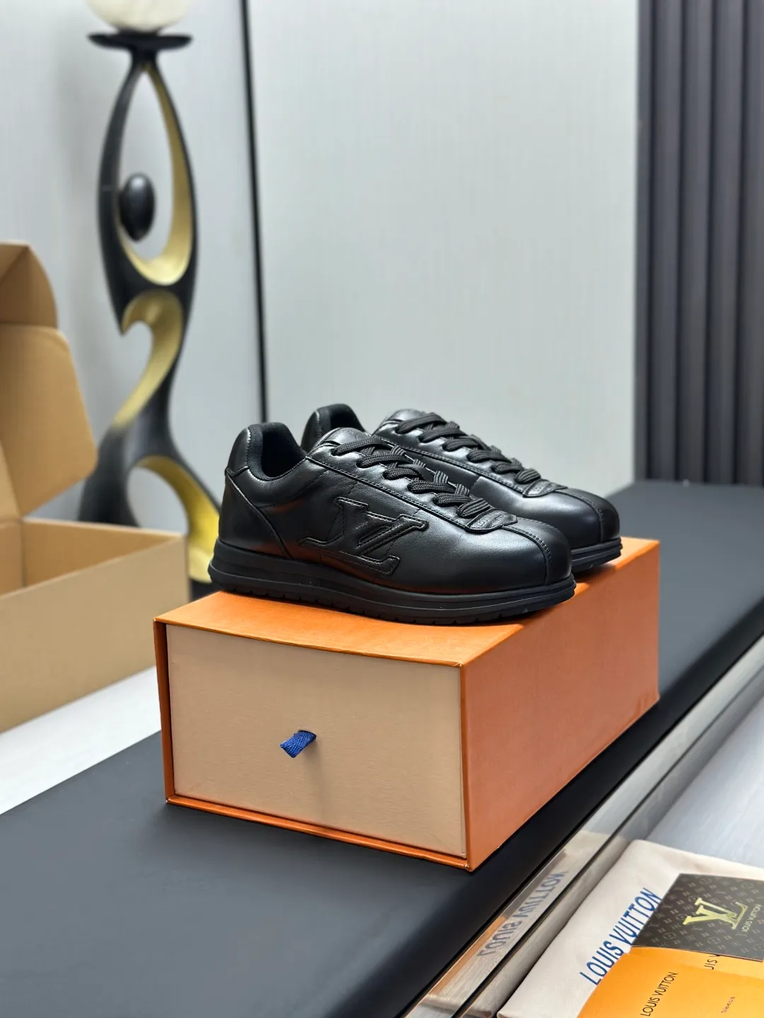 👟👟Ex-factory price 680👟👟 Full set of packaging with airplane box💰Top version LV-Louis Vuitton-classic catwalk new style 1:1 development replica of the original version! ! The upper foot is very comfortable. It is made of luxurious materials and fine workmanship. The midsole is printed with English letters "Made in Europe". The upper is made of calfskin imported from Italy. The side is decorated with the brand's LOGO and signature. The latest latex foot pads and mesh lining make the foot feel super comfortable. The original two-color TPU combination outsole is specially provided by the original factory. Bag technology Goodyear stitched edges Fabric: Exclusive customized first-layer cowhide Accessories: Exclusive private model Vuitton logo, lining: Customized silk mesh lining - first-layer silk cowhide lining Outsole: TPU combination outsole wear-resistant, non-slip and anti-yellowing Foot pads: new latex pads-mesh sweat-absorbent Counter technology: fully computerized sewing machine wire drawing Toe box back cover Hot and cold shaping Full set of pull-top lasts with medium and low logo patterns Special counter packaging - shoelaces, certificate, card, instructions, certificate of quality, dust bag, the most complete packaging on the entire network, women's 35-40 men's 38-46 (38/46 customized, non-refundable! GD9916
